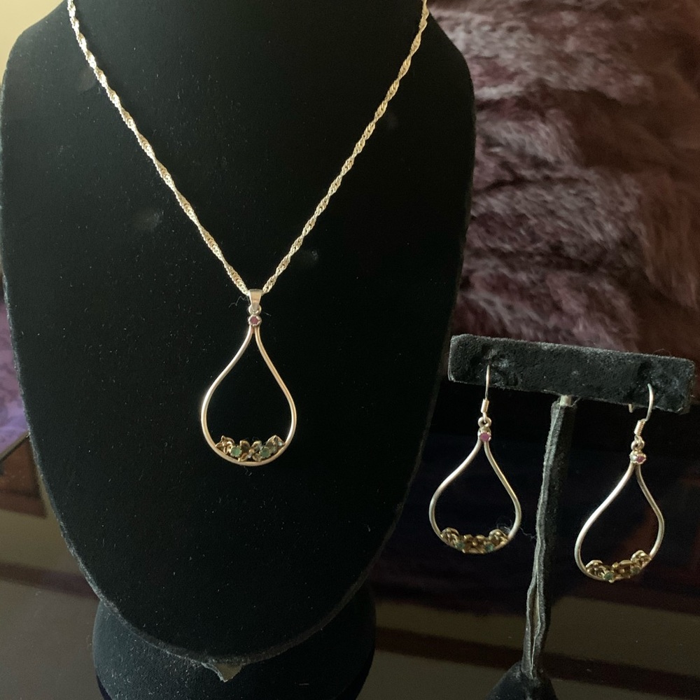 Pendent and Earrings set. (Chain is not included)